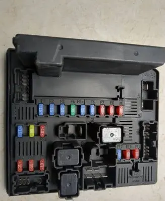 Nissan Qashqai Fuse module 284B7JD00B 1018768373 519228324