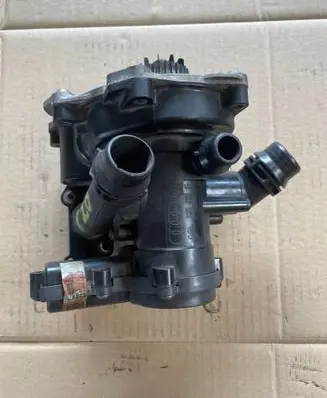 Volkswagen PASSAT B8 Water pump 06K121011B