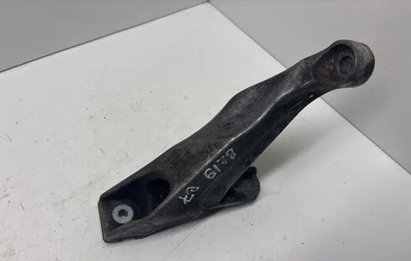Audi A4 S4 B7 8E 8H Engine mounting bracket 8E0199307S