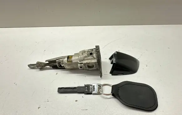 Volkswagen Touareg II Front door lock (next to the handle) 7P6837167 7P6837879
