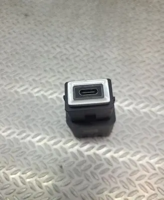 Opel Astra L USB socket connector 98313506VV