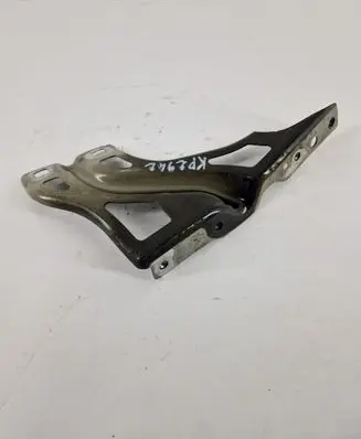 Audi Q3 8U Fender mounting bracket 8U0821135