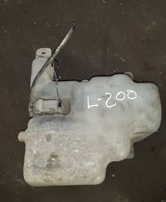 Mitsubishi L200 Windshield washer fluid reservoir/tank