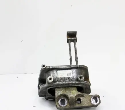 Volkswagen PASSAT B8 Engine mount bracket 3Q0199262J