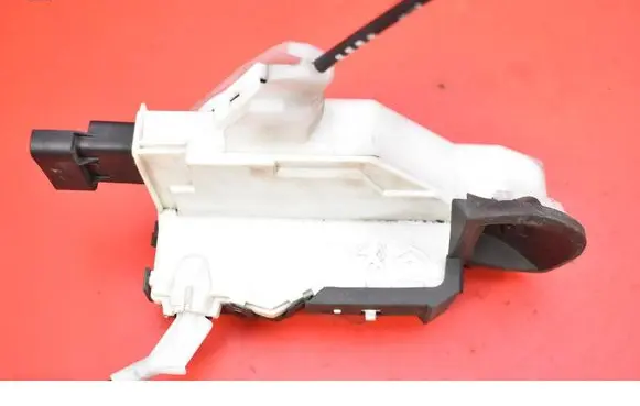 Peugeot 308 Front door lock 732075