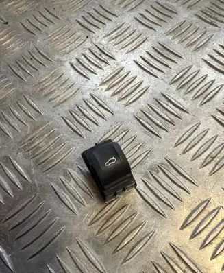 BMW i4 Tailgate/boot open switch button 9471611