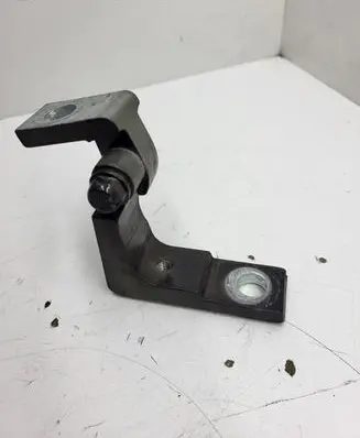 Volkswagen Touareg I Front door upper hinge 7L0831402A