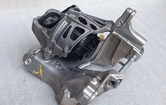 Engine mounting bracket