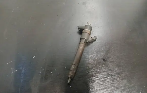 Volvo S60 Fuel injector 30750283