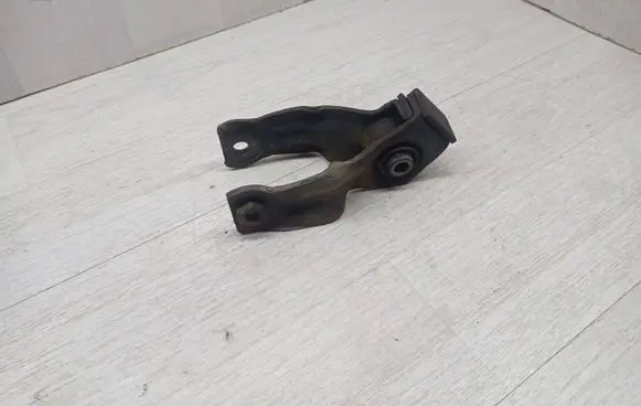 Peugeot 308 Engine mount bracket
