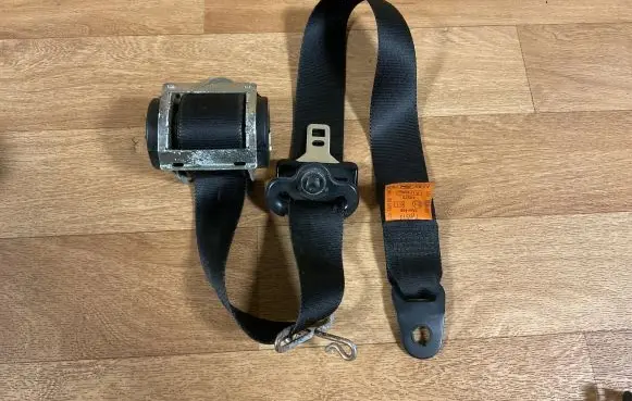 Ford Focus C-MAX Front seatbelt 3M51R61295AC 601704800