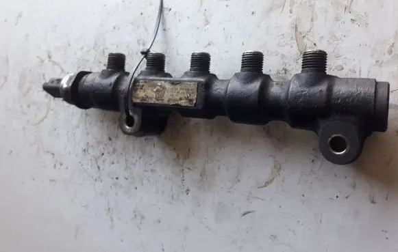 Peugeot 307 Fuel distributor 