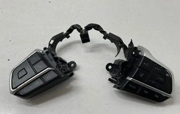 Toyota Highlander XU50 Steering wheel buttons/switches F70CV24373