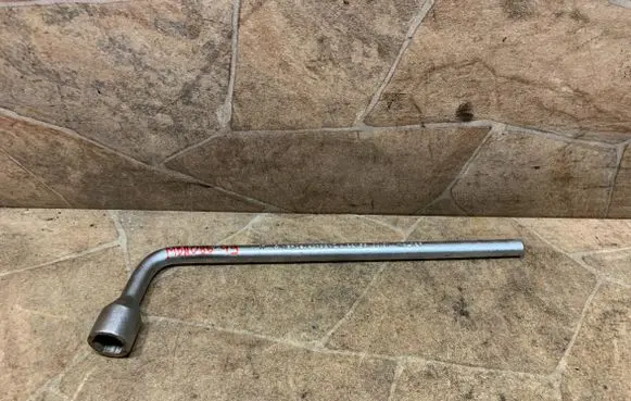 Mercedes-Benz E W212 Wheel nut wrench A2215810001