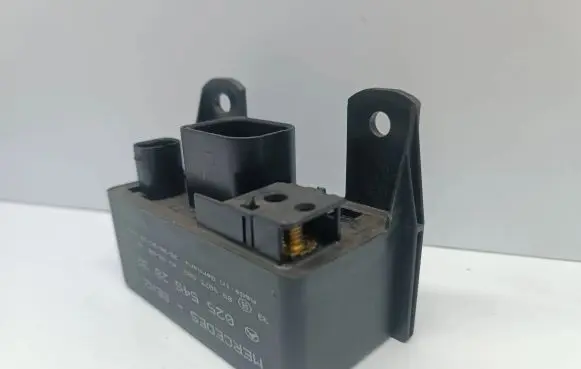 Mercedes-Benz C W203 Glow plug pre-heat relay 0255452832 899075000 0005453516