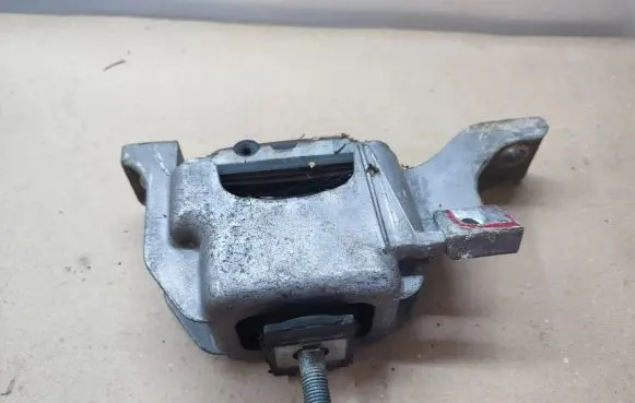 Mini One - Cooper Coupe R56 Engine mount bracket