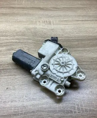 Toyota Avensis T250 Front door window regulator motor 0130822031 992045 RIGHTSIDE