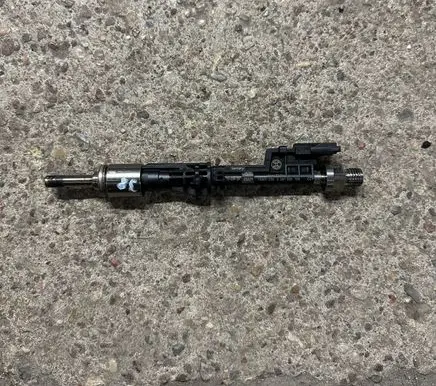 BMW 5 GT F07 Fuel injector 7597870