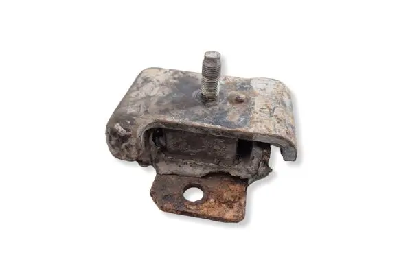 Nissan Patrol Y61 Engine mount bracket 