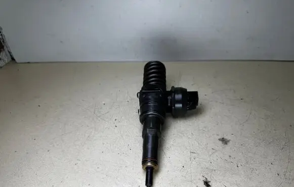 Volkswagen Jetta V Fuel injector 038130073AG 0414720215