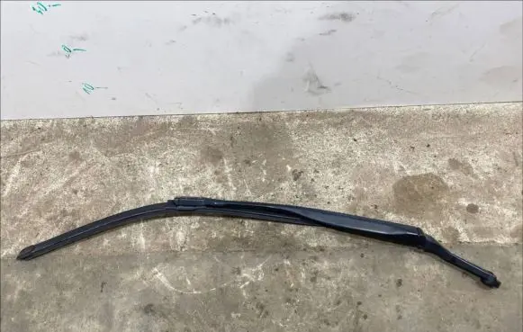 Maserati Ghibli Front wiper blade arm 670007562