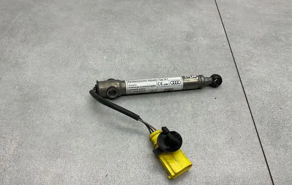 Audi A3 S3 8V Bonnet Pedestrian Airbag Actuator 8V0823823F