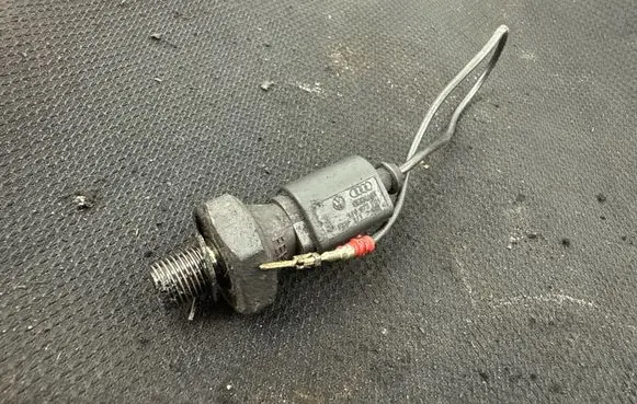 Volkswagen Polo III 6N 6N2 6NF Oil pressure sensor 1J0973701