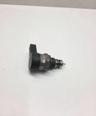 BMW 5 E60 E61 Fuel pressure regulator 0281002738 31663909