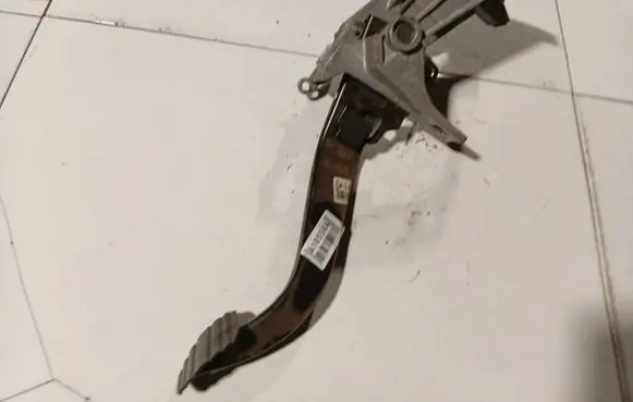 BMW 1 E81 E87 Clutch pedal 42322403 423.224-03