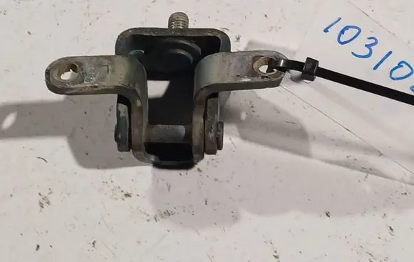 Skoda Octavia Mk2 (1Z) Rear door lower hinge