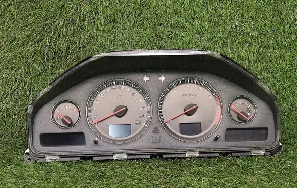 Volvo XC70 Speedometer (instrument cluster) 30682272