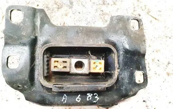 Engine mount bracket