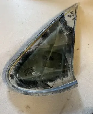 Toyota Avensis T220 Rear side window