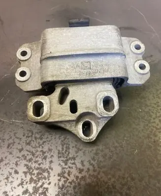 Volkswagen Tiguan Engine mount bracket 5N0199555