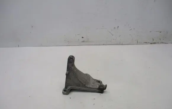Volvo XC90 Engine mounting bracket