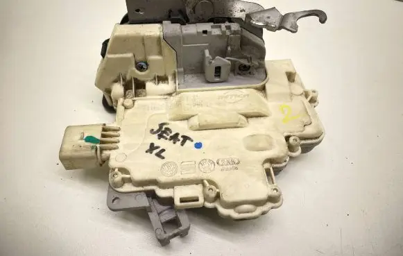 Seat Altea XL Rear door lock 5P0839012