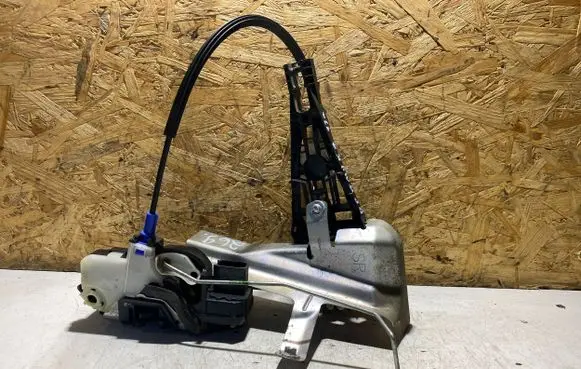 Opel Mokka Front door lock 3023880