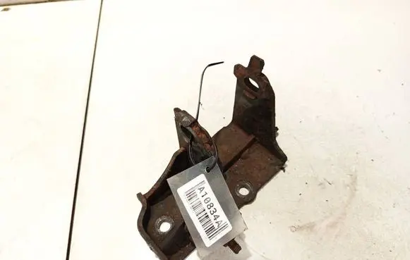 Engine mounting bracket