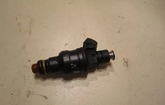Audi A4 S4 B5 8D Fuel injector 058133551A