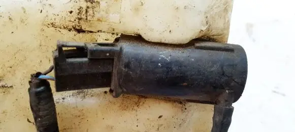 Mazda 626 Windscreen/windshield washer pump