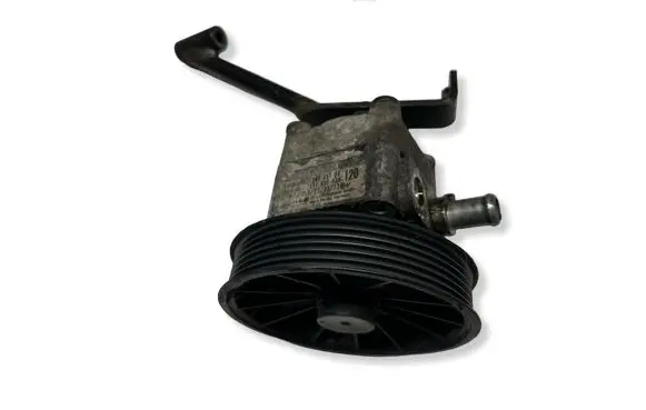 Volvo V70 Power steering pump 30665100