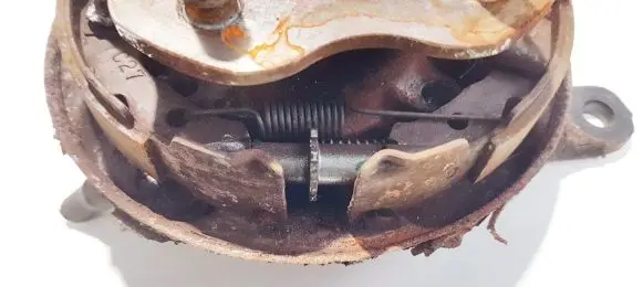 Nissan Qashqai Handbrake/parking brake pads 