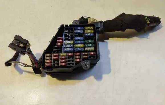 Volkswagen PASSAT B5 Fuse module 3935053