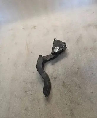Accelerator throttle pedal
