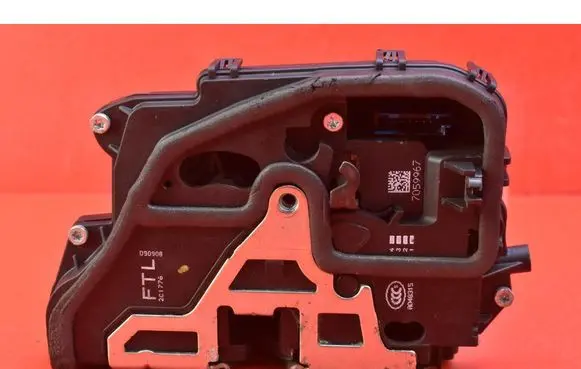 BMW X3 E83 Front door lock 7059967