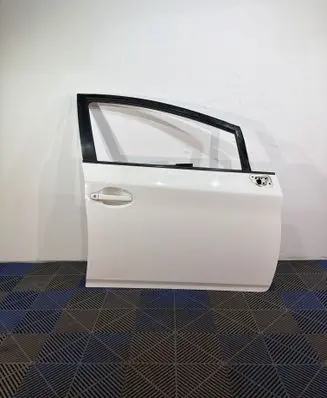 Toyota Prius (XW30) Front door 