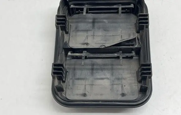 Opel Vivaro Quarter panel pressure vent 8200728288