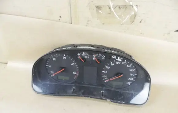 Volkswagen PASSAT B5 Speedometer (instrument cluster) 3B1919880C VW27Z0W1030748 0030748