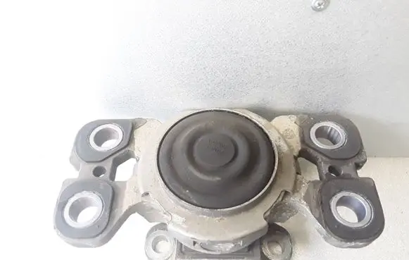 Volvo S80 Engine mount bracket