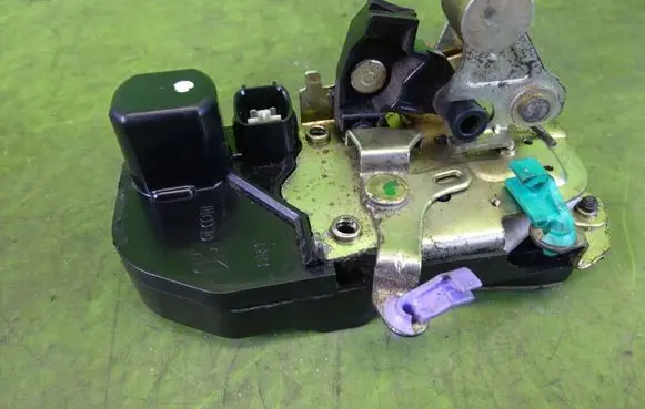 Chrysler PT Cruiser Front door lock